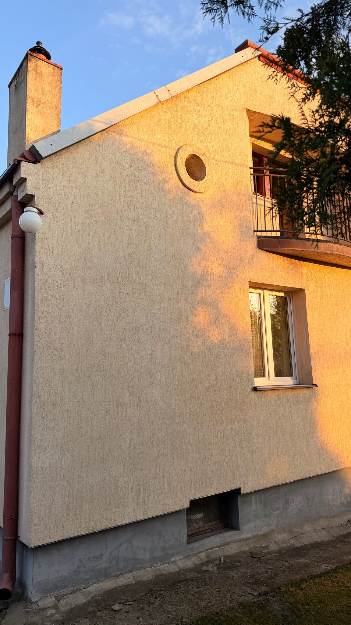 Elewacja budynku mieszkalnego po czyszczeniu