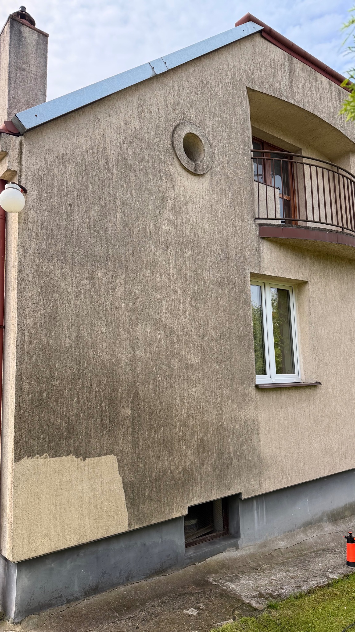 Elewacja budynku mieszkalnego przed czyszczeniem